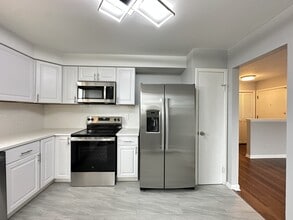 8644 Skokie Blvd, Unit 504 in Skokie, IL - Foto de edificio - Building Photo