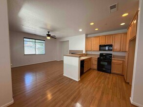 8258 Crystal Walk Cir in Elk Grove, CA - Building Photo - Building Photo