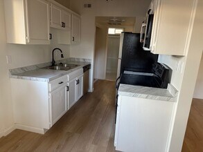 4437-4439 Vista Del Monte Ave in Sherman Oaks, CA - Foto de edificio - Building Photo