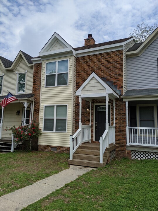 2112 Queen Annes Ct in Carrollton, VA - Building Photo