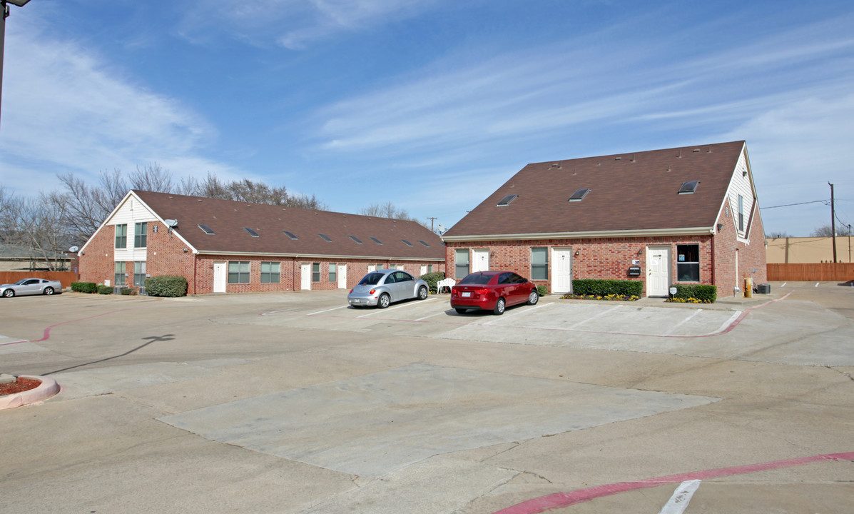 Medlin Square in Arlington, TX - Building Photo