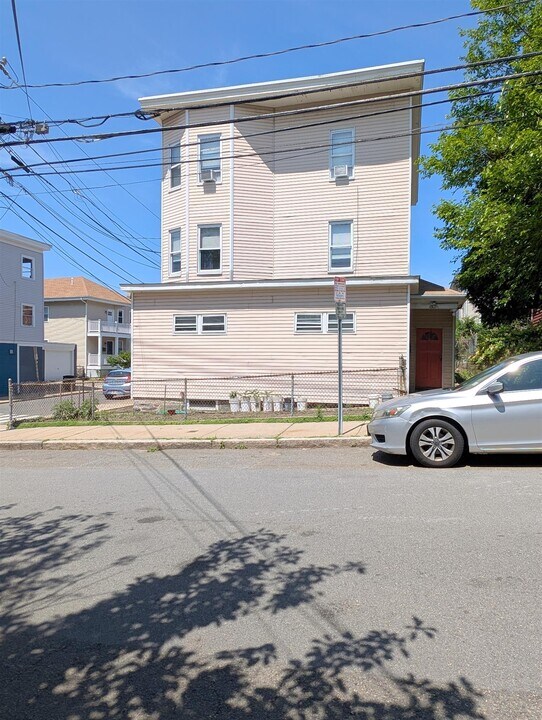 21 Dover St, Unit 2 in Cambridge, MA - Building Photo