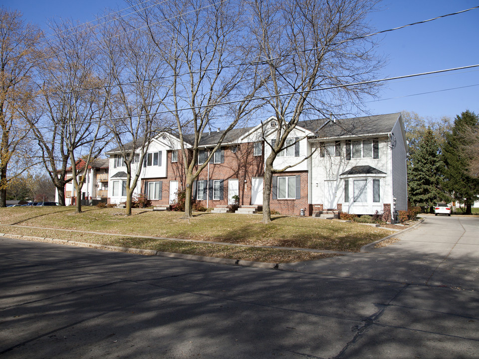 8351 Harbach Blvd in Clive, IA - Building Photo