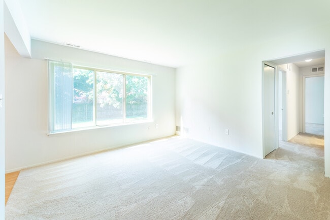 Ashbury Place Apartments in Trenton, MI - Building Photo - Building Photo