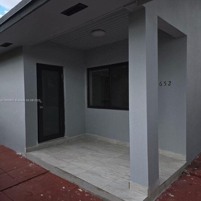 3652 NW 5th St in Miami, FL - Building Photo - Building Photo