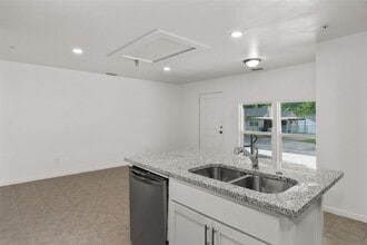 316 W 7th St, Unit 114 in Mount Pleasant, TX - Building Photo - Building Photo