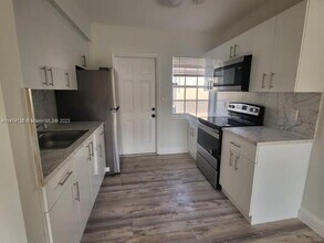 1512 NE 109th St-Unit -1512 in Miami, FL - Building Photo - Building Photo