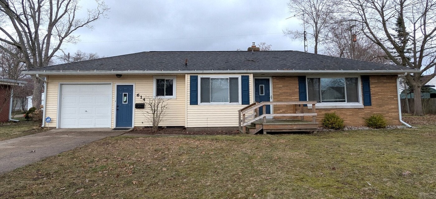 614 E Sunset Dr in North Muskegon, MI - Building Photo