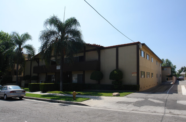 Casa Bryant Apartments in Canoga Park, CA - Foto de edificio - Building Photo