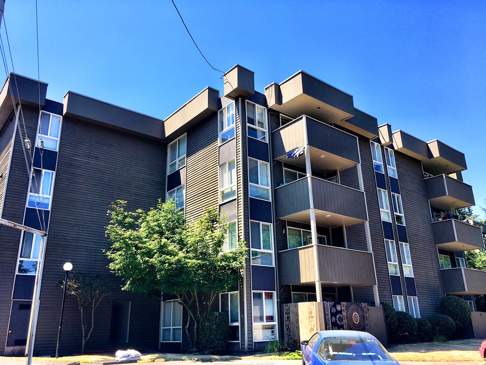 12520 Roosevelt Way NE in Seattle, WA - Building Photo