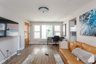 6427 N Hermitage Ave, Unit 2F in Chicago, IL - Foto de edificio - Building Photo