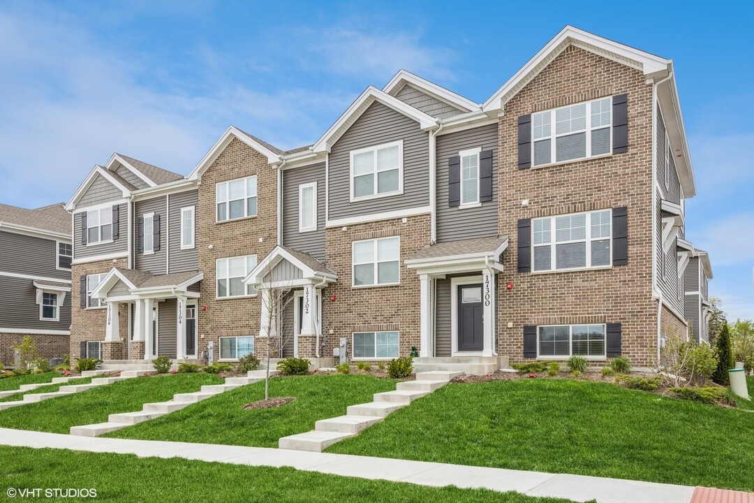 17300 Roscommon Rd in Tinley Park, IL - Building Photo
