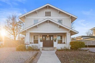 915 N Center St in Bonham, TX - Building Photo