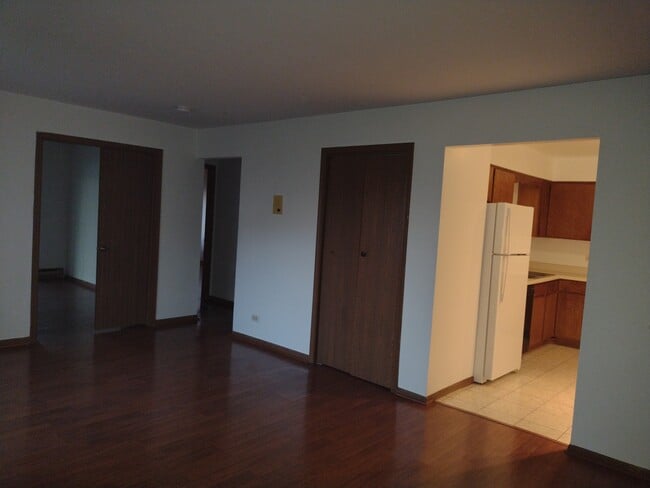 613 Dean Dr, Unit #6 in South Elgin, IL - Foto de edificio - Building Photo