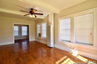 1505 W Woodlawn Ave in San Antonio, TX - Building Photo - Building Photo