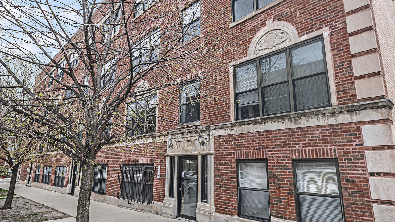 2050 W Hood Ave in Chicago, IL - Building Photo