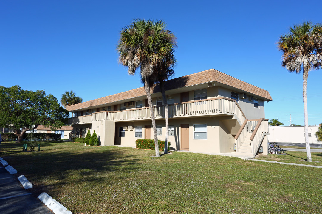 564-568 Eden Ct in Marco Island, FL - Foto de edificio