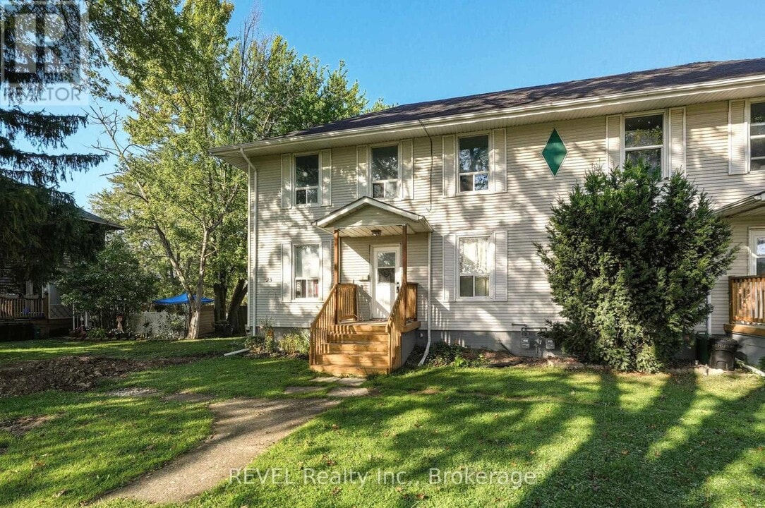 21 PLYMONTH ROAD in Welland, ON - Building Photo