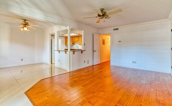 Azalea Gardens in Orlando, FL - Building Photo