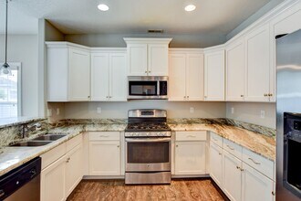 813 Evelyn Way in Chesapeake, VA - Building Photo - Building Photo