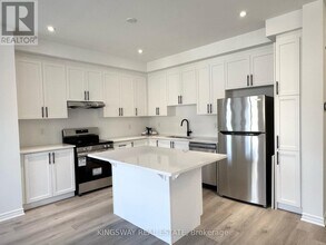 73 Pearen Ln in Barrie, ON - Building Photo - Building Photo