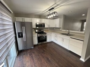 512 Lincoln Station Dr in Oswego, IL - Building Photo - Building Photo