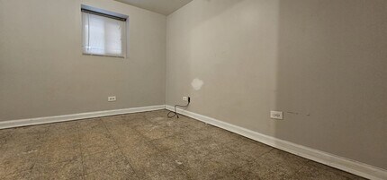 2308 N Meade Ave, Unit Basement in Chicago, IL - Foto de edificio - Building Photo
