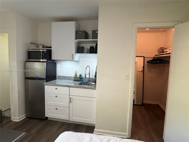 5639 Lincoln St, Unit 3