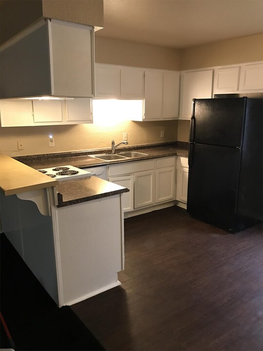 1842 Thompson St-Unit -1 in La Marque, TX - Building Photo