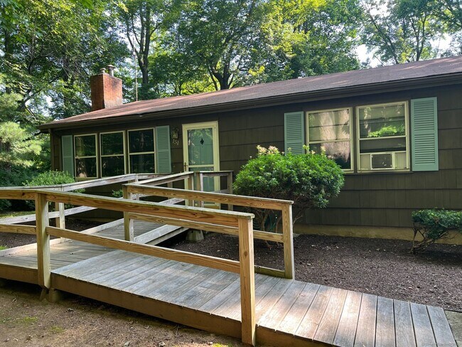 151 Fans Rock Rd in Hamden, CT - Foto de edificio - Building Photo