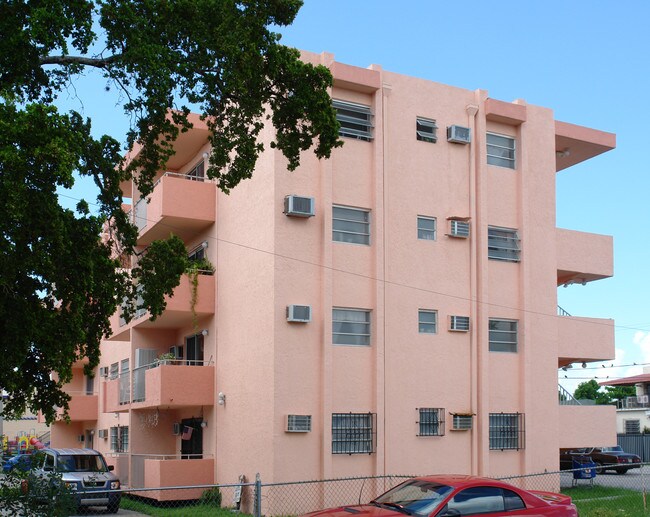 Marta Sanchez Apartment in Miami, FL - Foto de edificio - Building Photo