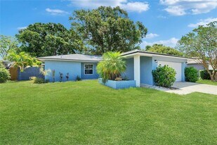 2552 Bramblewood Dr W in Clearwater, FL - Building Photo