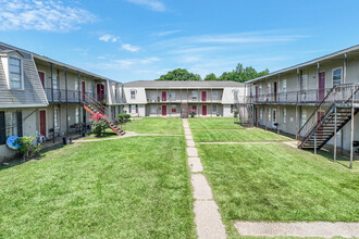 Royal Oaks Apartments in Hattiesburg, MS - Building Photo - Building Photo