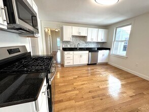 11 E Milton Rd, Unit 1 in Brookline, MA - Foto de edificio - Building Photo