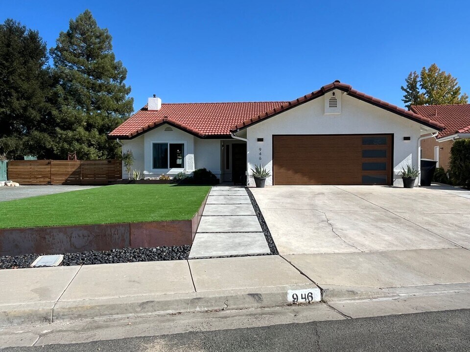 946 St Ann Dr in Paso Robles, CA - Building Photo