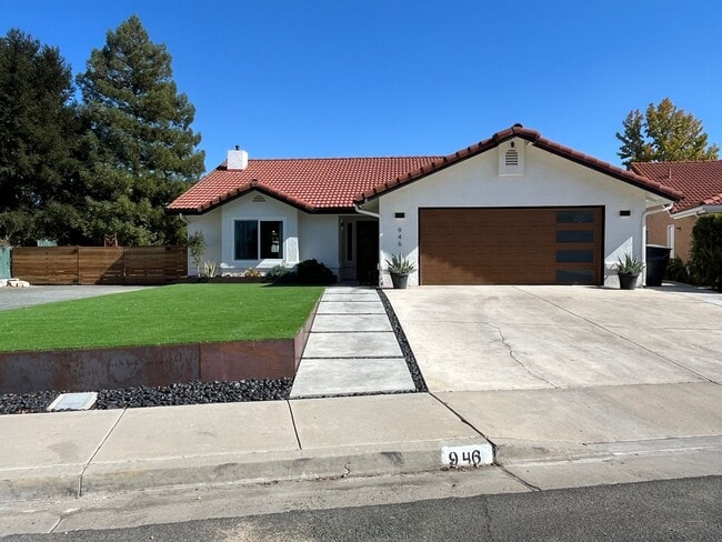 946 St Ann Dr
