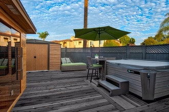 3200 Clay St in Newport Beach, CA - Foto de edificio - Building Photo