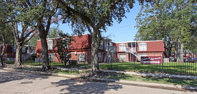 Louisburg Square Apartments in Gretna, LA - Building Photo - Building Photo