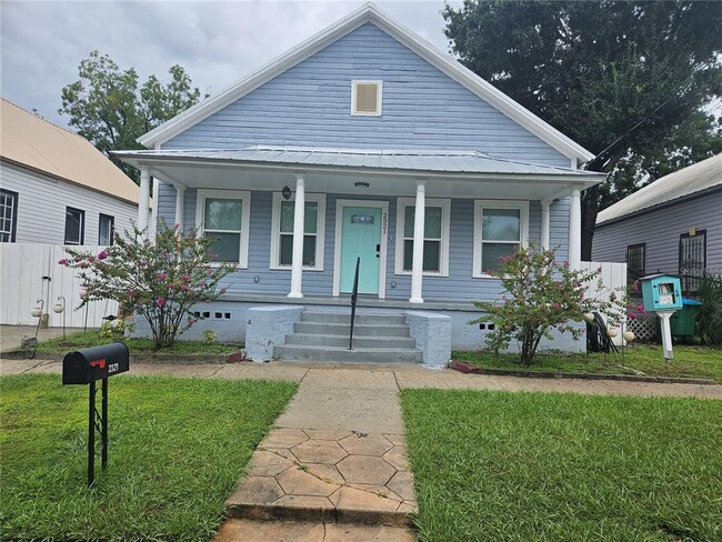 property at 2321 W Walnut St
