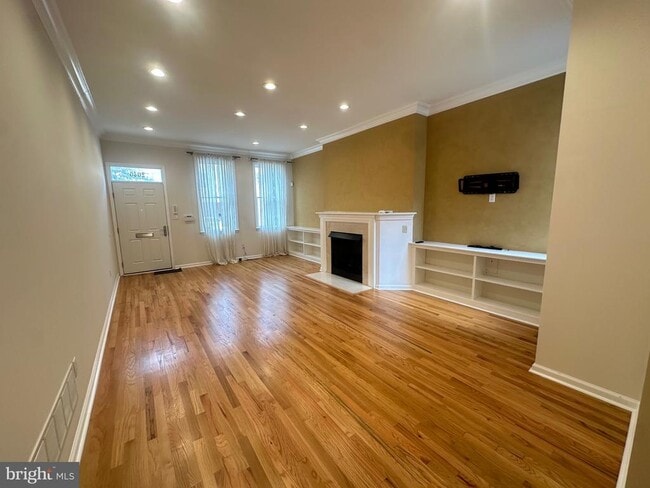 property at 2046 Bainbridge St