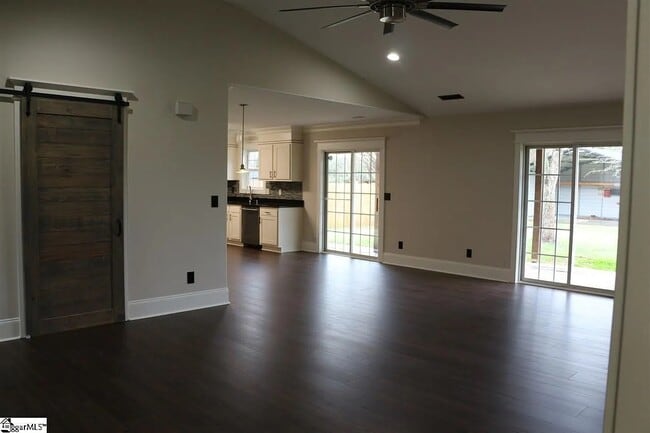 204 Golden Leaf Ln in Simpsonville, SC - Building Photo - Building Photo