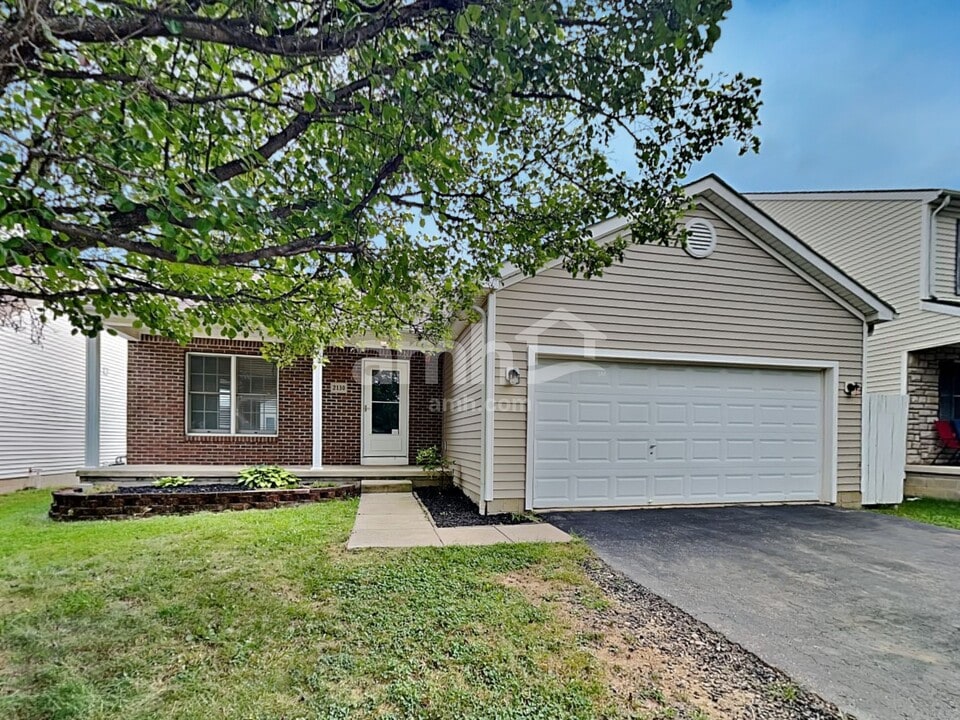 2130 Winding Hollow Dr in Grove City, OH - Building Photo