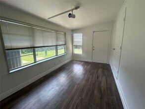 7738 Dixie Dr in Houston, TX - Foto de edificio - Building Photo