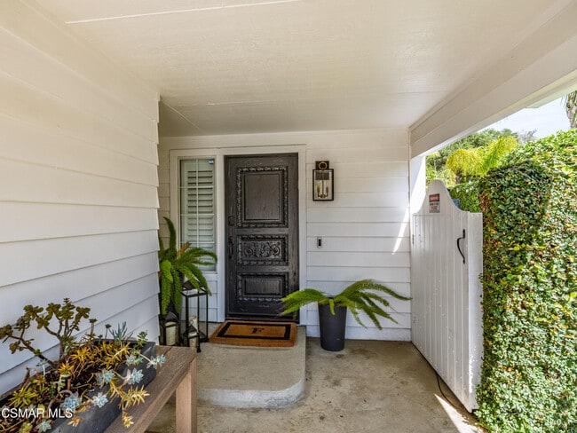 5235 Evanwood Ave in Oak Park, CA - Foto de edificio - Building Photo