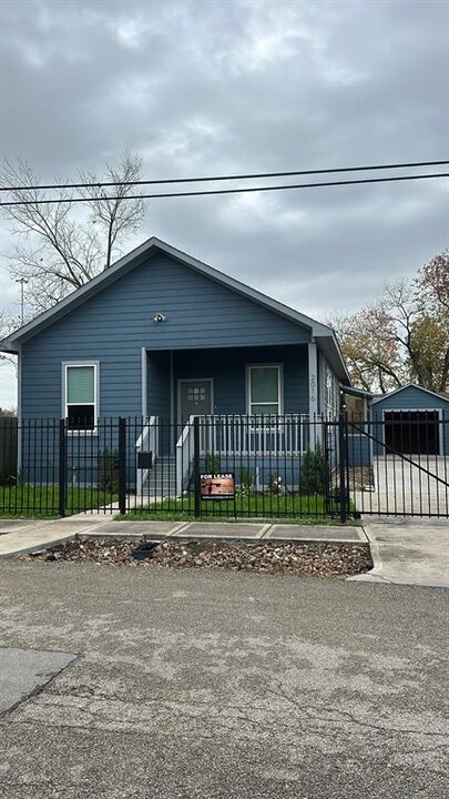 2016 Brackenridge St in Houston, TX - Building Photo