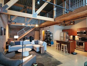 300 Hamilton Street, Unit 301 in Plymouth, MI - Foto de edificio - Building Photo