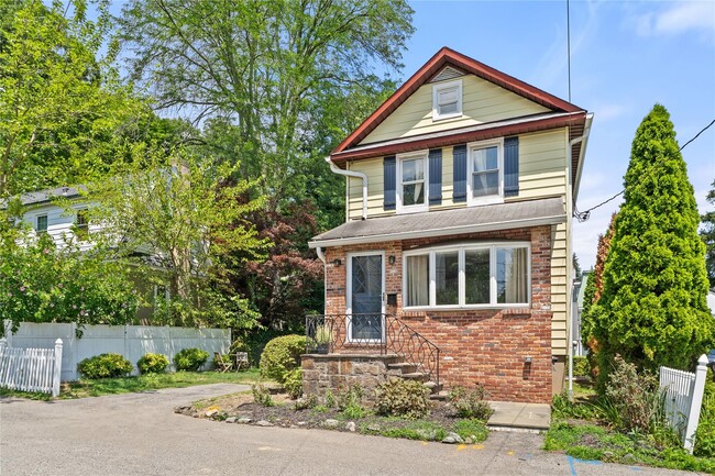 1 Saunders St