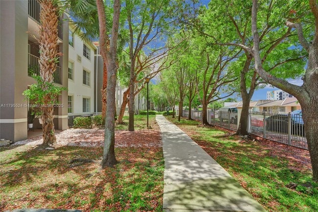 6841 SW 44th St in Miami, FL - Building Photo - Building Photo