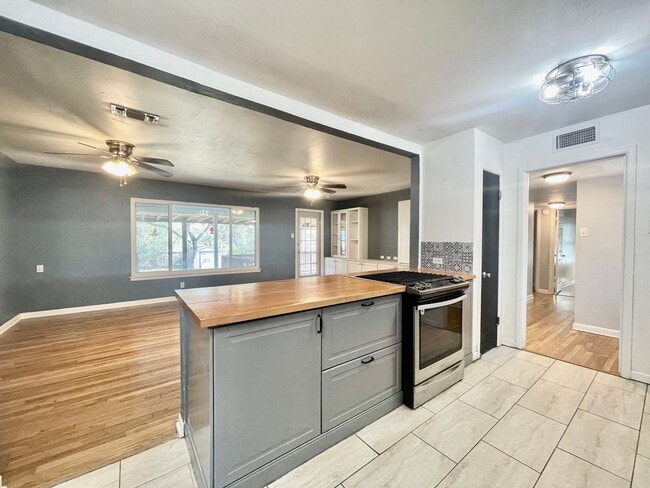 605 Dale Dr in San Marcos, TX - Building Photo - Building Photo