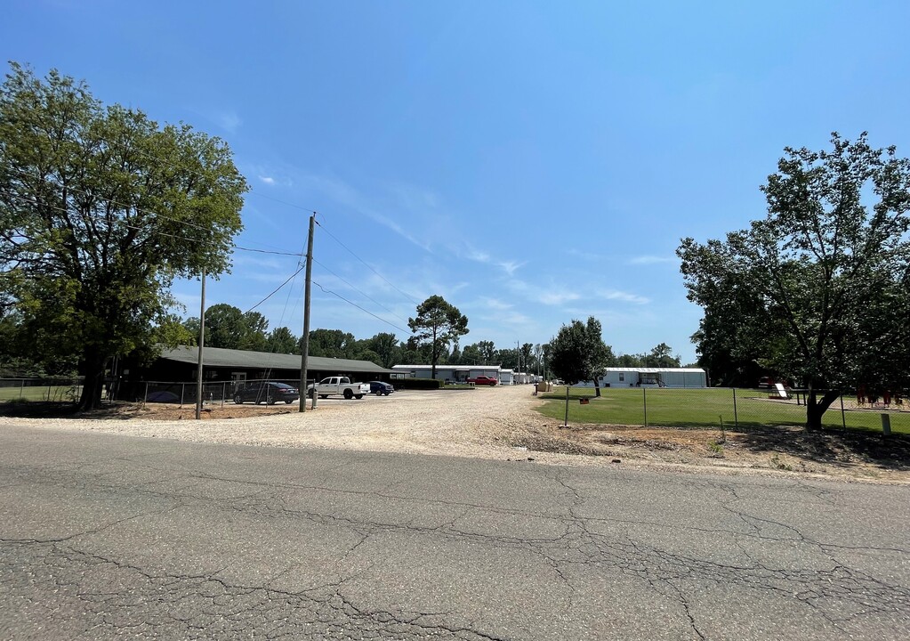 200 Old Broken Bow Hwy in Broken Bow, OK - Building Photo